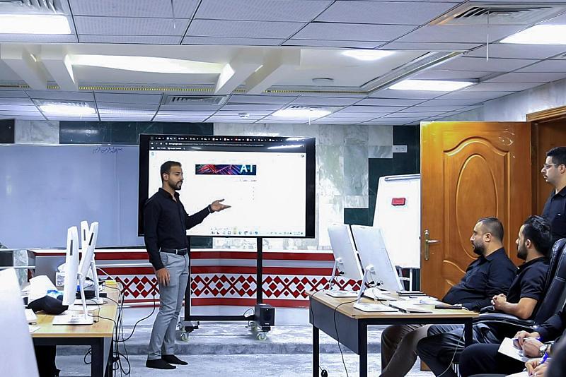 قسم الإعلام ينظم دورة تخصصية في تقنيات الذكاء الاصطناعي لعددٍ من منتسبيه