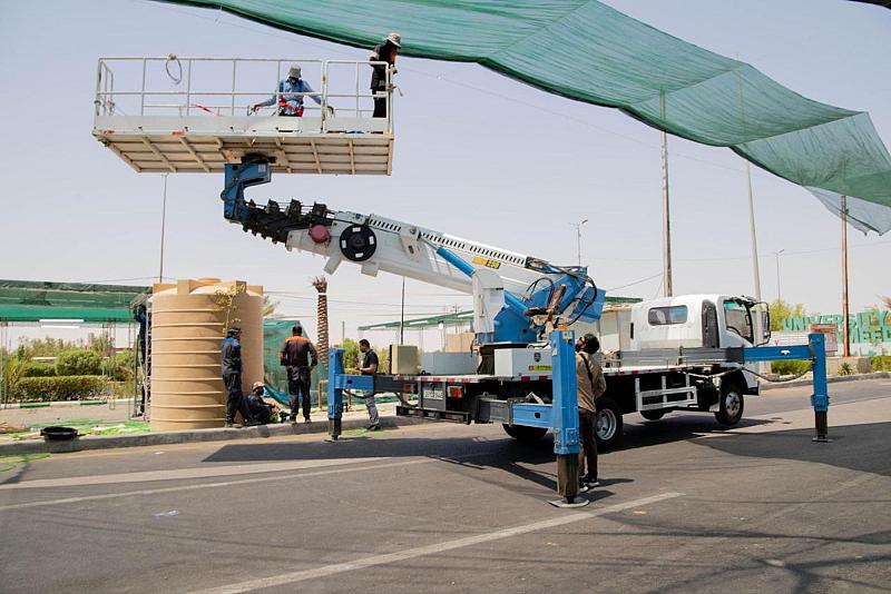 العتبة العباسية المقدسة تباشر أعمال نصب الهيكل الخارجي للموكب الثقافي العام على محور النجف – كربلاء
