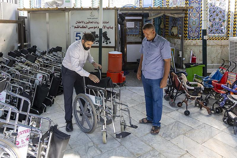عبر منافذ متعددة.. قسم الشؤون الخدمية يوفر 300 عربة لذوي الاحتياجات الخاصة والأطفال