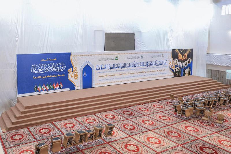 قسم الصناعات ينهي تجهيز منصة حفل تخرج طالبات الجامعات في مجمّع أبي الفضل العباس (عليه السلام)