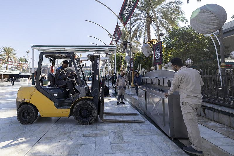 قسم بين الحرمين الشريفين يواصل أعمال المرحلة الأولى لاستبدال مناهل مياه الشرب في الساحة الوسطية