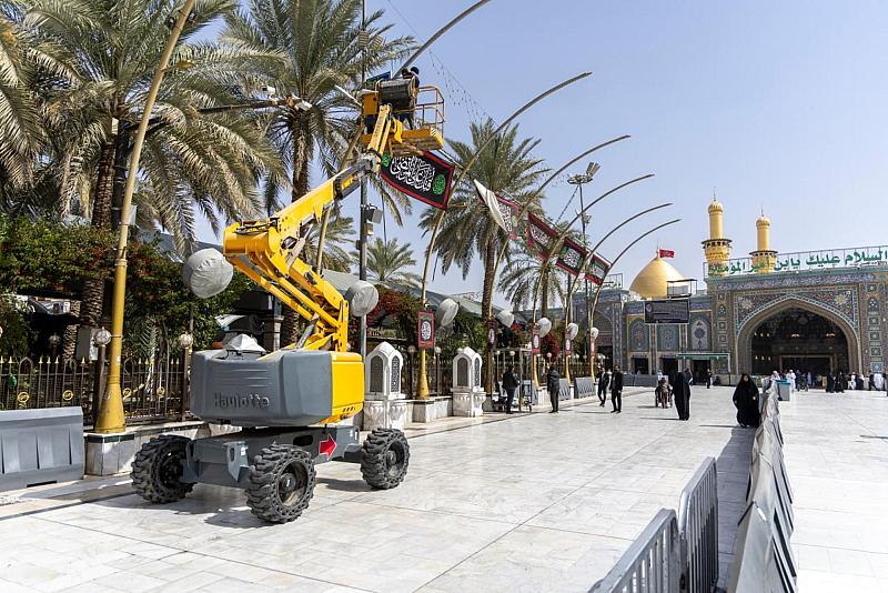 قسم بين الحرمين ينشر لافتات الحزن والسواد بذكرى شهادة الإمام علي (عليه السلام)
