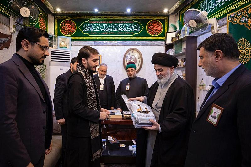السيد الصافي يكرّم أحد قُرّاء الطريقة العراقيّة للقرآن الكريم