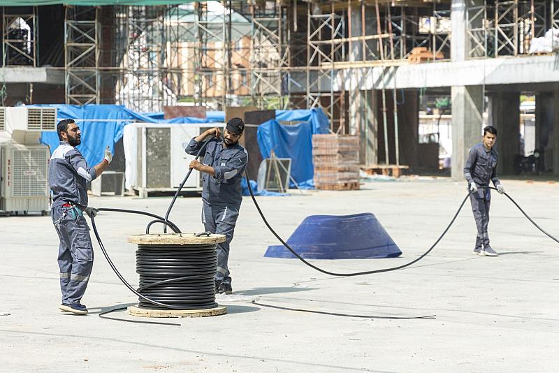 قسم الصيانة يجري أعمال إدامة لمنظومات الكهرباء في عدد من المواقع الخدمية