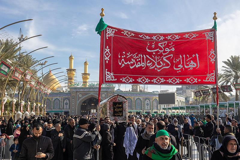 أهالي كربلاء يشيعون النعش الرمزي للسيدة زينب (عليها السلام) عند المرقدين الطاهرين