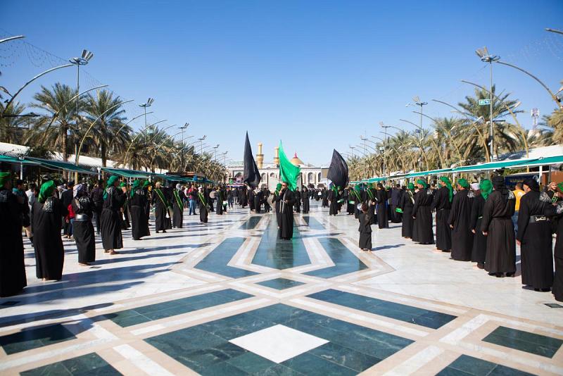  عند العتبتَيْن المقدّستَيْن: مواكبُ عزائيّة وزائرون يقدّمون تعازيهم بذكرى شهادة صاحب السجدة الطويلة