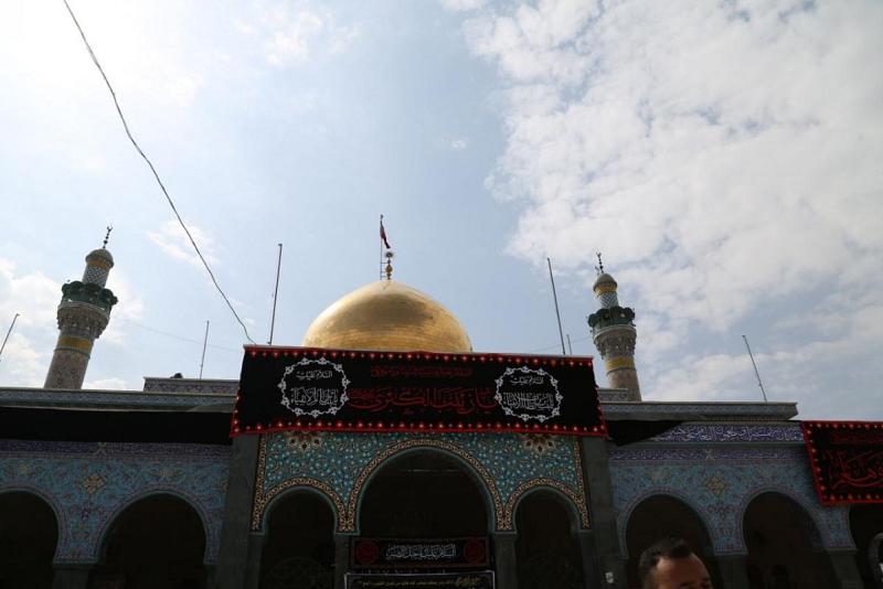 بالصّور: خدّامُ كافلِها يوشّحون حرمَها بالسّواد