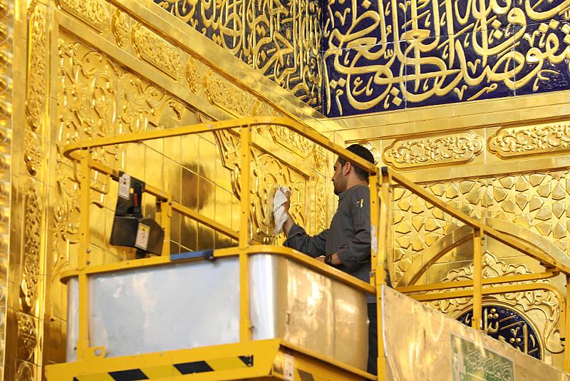 شعبة الحرم الشريف تباشر بأعمال جلي إيوان الضريح المقدس وتنظيفه