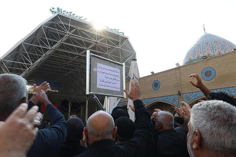 موكب أهالي كربلاء يحيي ذكرى شهادة السيدة الزهراء (عليها السلام) في النجف الأشرف