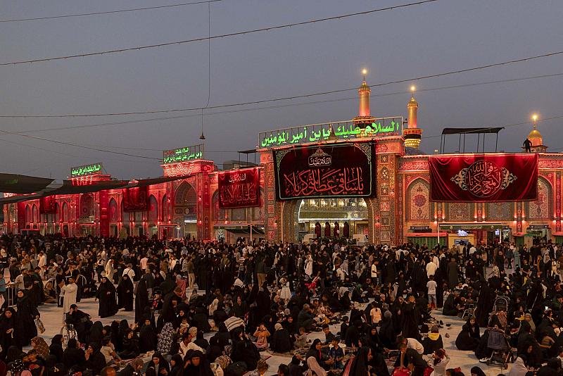 بالصور.. المؤمنون يحيون ليلة الجمعة الأخيرة من شهر صفر عند مرقد أبي الفضل العباس (عليه السلام)