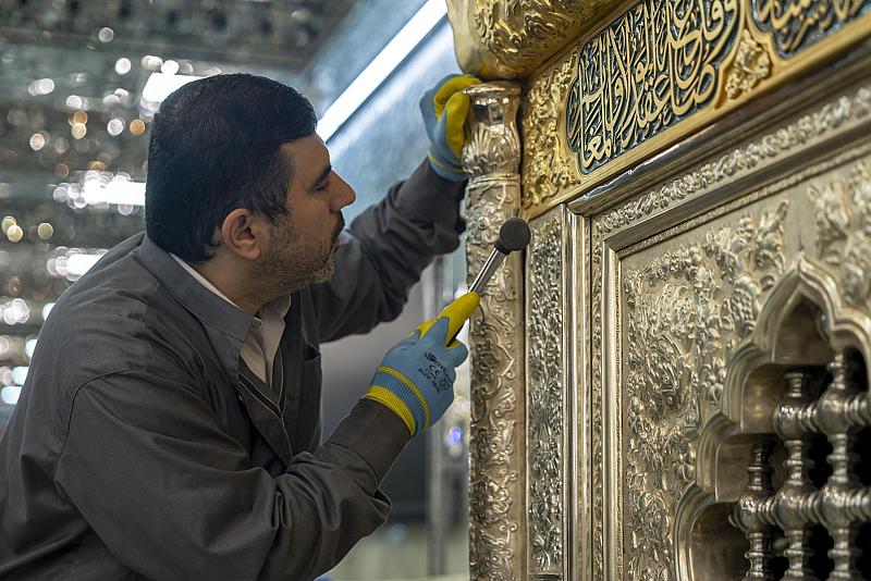 قسم صناعة الشبابيك يباشر بتنصيب شباك سرداب الإمام الحسين (عليه السلام)
