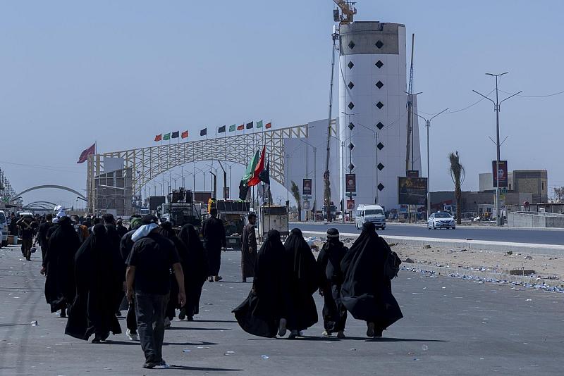 إلى النجف الأشرف.. المؤمنون يتوافدون سيرًا على الأقدام لإحياء ذكرى شهادة النبي الأكرم (صلى الله عليه وآله)