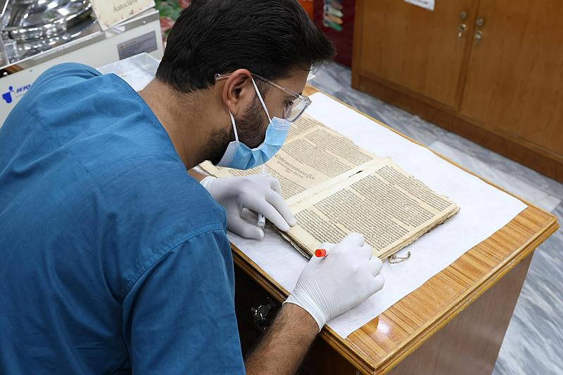 قسم الشؤون الفكريّة يشرع بترميم كتاب الإنجيل المكتوب باللغة الألمانية القديمة