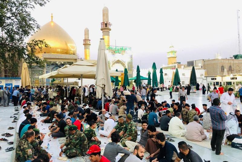 وحدة الإغاثة والدّعم في محافظة ديالى: وجبات إفطار لزائري مرقد الإمامين العسكريّين (عليهما السلام) وتوزيع سلّات غذائيّة لعوائل الشهداء والمتعفّفين