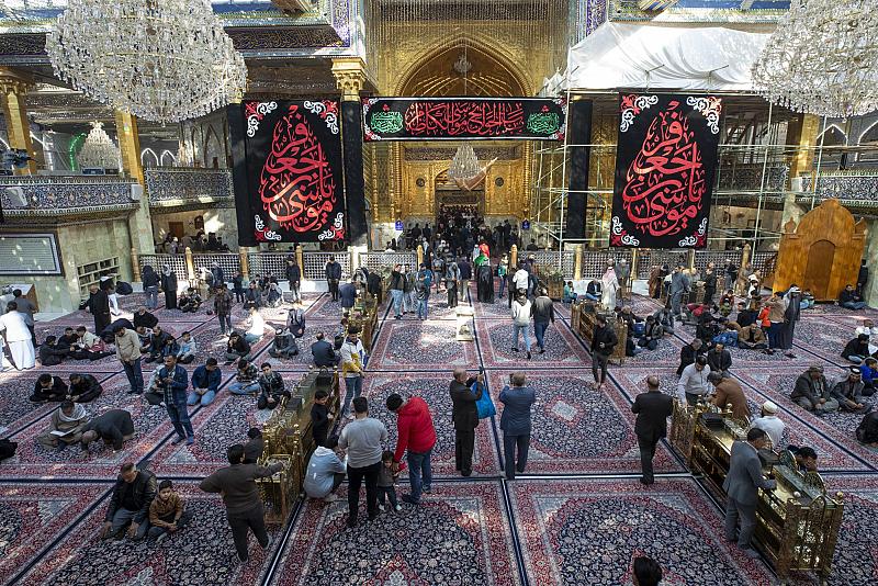 نشر لافتات الحزن في أرجاء العتبة العباسية بذكرى شهادة الإمام الكاظم (عليه السلام)
