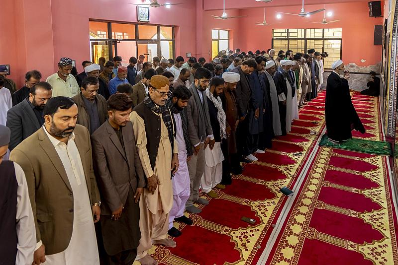 وفد العتبة العباسية المقدسة يقيم صلاة الظهرين جماعة في مسجدِ سجاديه جامشورو بباكستان