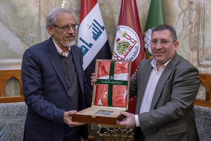 العتبة العباسية المقدسة تكرّم البروفيسور خسرو باقري تثمينًا لمشاركته في الملتقى الأكاديمي التربوي للفلسفات والسياسات التربوية