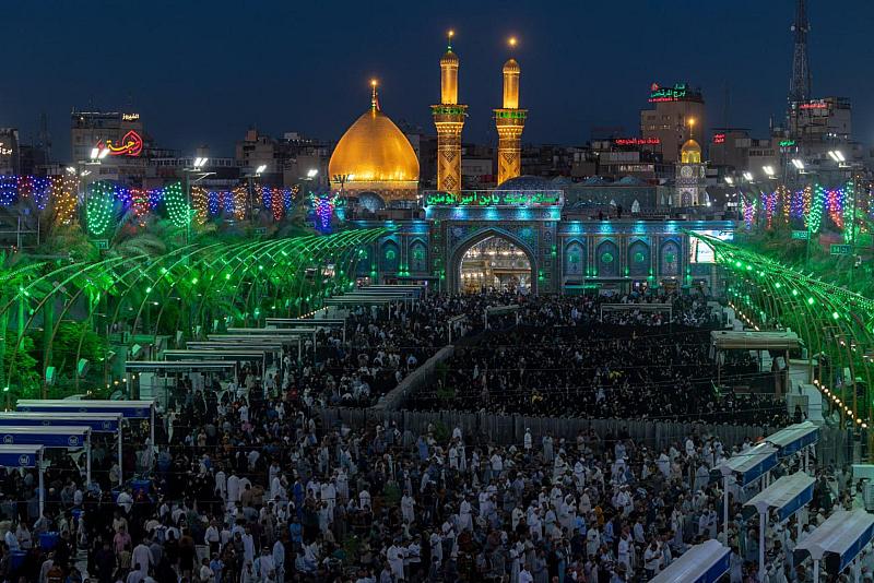 بالصور.. جموع المؤمنين تُحيي ليلة الجمعة عند مرقد أبي الفضل العبّاس (عليه السلام)