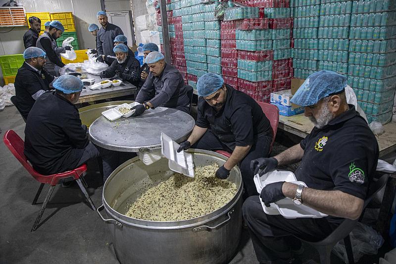 في ليلة القدر الثالثة.. قسم المضيف يقدّم أكثر من 9 آلاف وجبة إفطار للزائرين عبر محاور متعدّدة