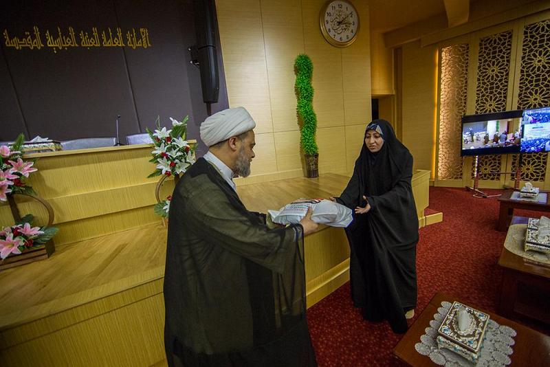 ضمن مشروع فتية الكفيل الوطني: العتبةُ العبّاسية المقدّسة تكرّم ثلّةً من طالبات جامعة بغداد لارتدائهنّ العباءة العراقية..