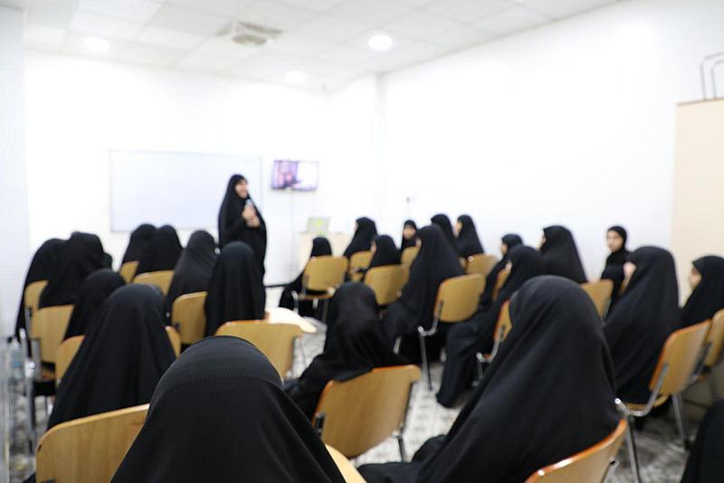 معهد القرآن الكريم النسوي يقدم سلسلة من المحاضرات الإرشادية لطالبات الدورات الدائمية