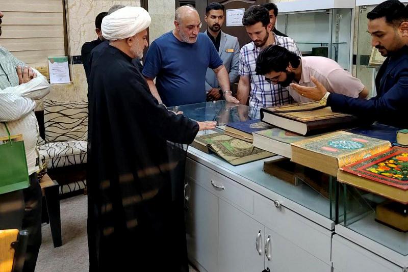 خطّاطون ومزخرِفون أتراك: مصحفُ العتبةِ العبّاسية المقدّسة إنجازٌ رائد في الإبداع والجمال