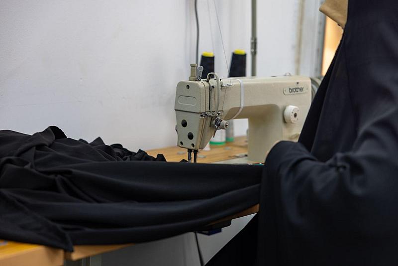 معمل العفاف يعلن المشاركة في خياطة العباءات الخاصة بحفل التكليف الشرعي