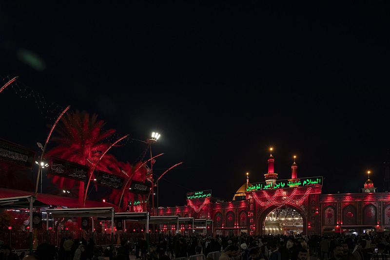 تغيير إنارة العتبة العباسية إلى اللون الأحمر إحياءً لذكرى وفاة السيدة زينب (عليها السلام)