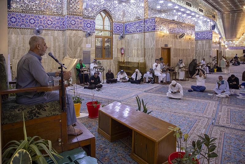 المؤمنون يقرأون دعاء الندبة عند مقام الإمام المهدي (عجّل الله فرجه)