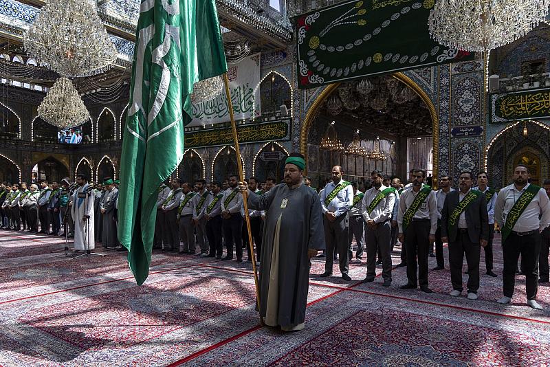 خدمة العتبة العباسية المقدسة يؤدون مراسم الممارسة الولائية في الصحن الشريف