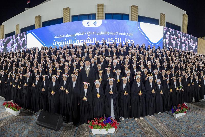 السيد الصافي يلتقط صورةً تذكارية مع الفتيات المكلّفات