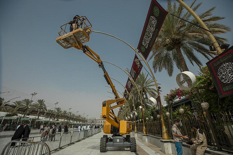 العتبة العباسية المقدسة تنشر لافتات الحزن في منطقة بين الحرمين بذكرى شهادة الإمام الباقر (عليه السلام)