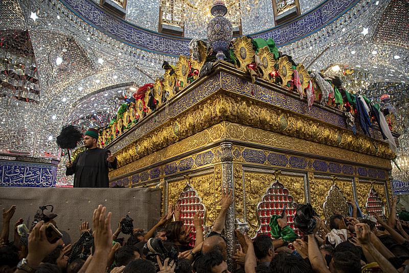 خدماتٌ متنوّعة يقدّمها السادةُ الخَدَم خلال زيارة الأربعين المليونيّة