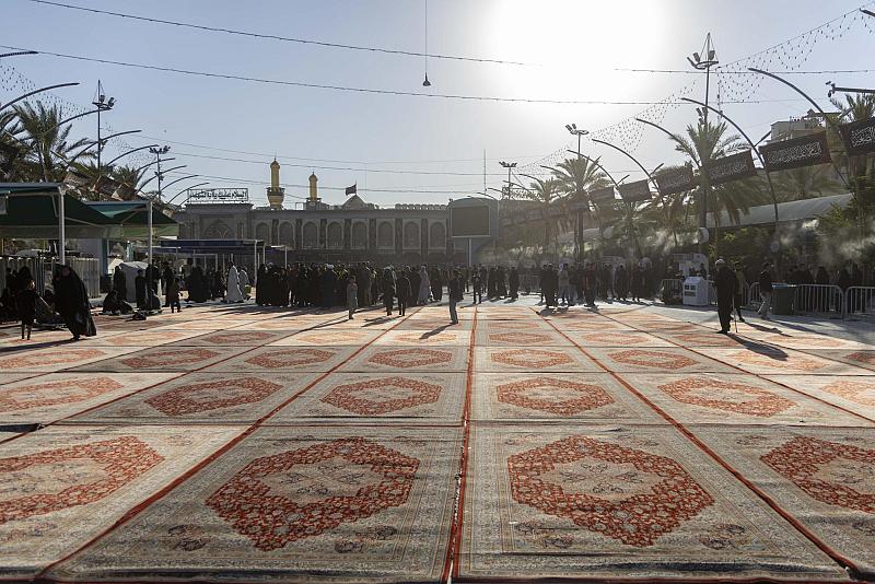 في ليلة الجمعة.. قسم بين الحرمين يباشر فرش السجاد في الساحة الوسطية
