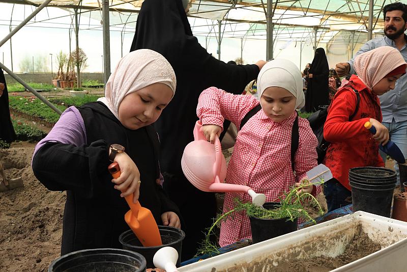 قسم التربية والتعليم ينظم زيارة ترفيهية لطالبات مجموعة العميد التعليمية إلى مشاتل الكفيل