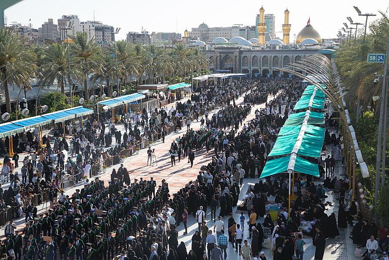 مسير الطلبة المشاركين في حفل التخرّج المركزي يصل مرقد أبي الفضل العباس (عليه السلام)