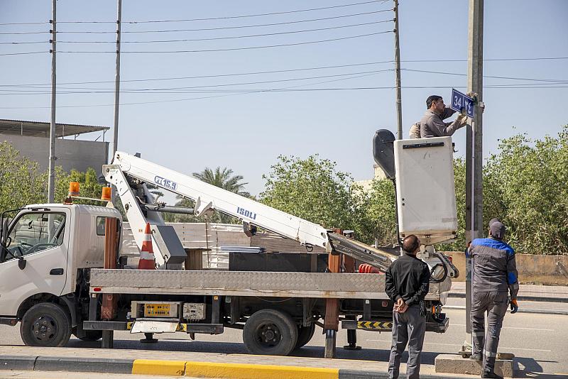 العتبة العباسية المقدسة تستبدل أرقام الأعمدة في محور بابل خدمة للزائرين