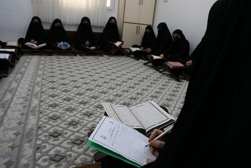 معهد القرآن الكريم النسوي يجري الاختبارات النهائية لطالبات الدورات الصيفية في النجف الأشرف
