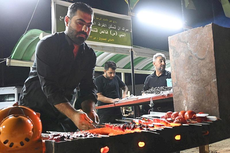 عبر موكبه الخدمي.. قسم شؤون المعارف يقدم خدماته لزائري الأربعين في ذي قار