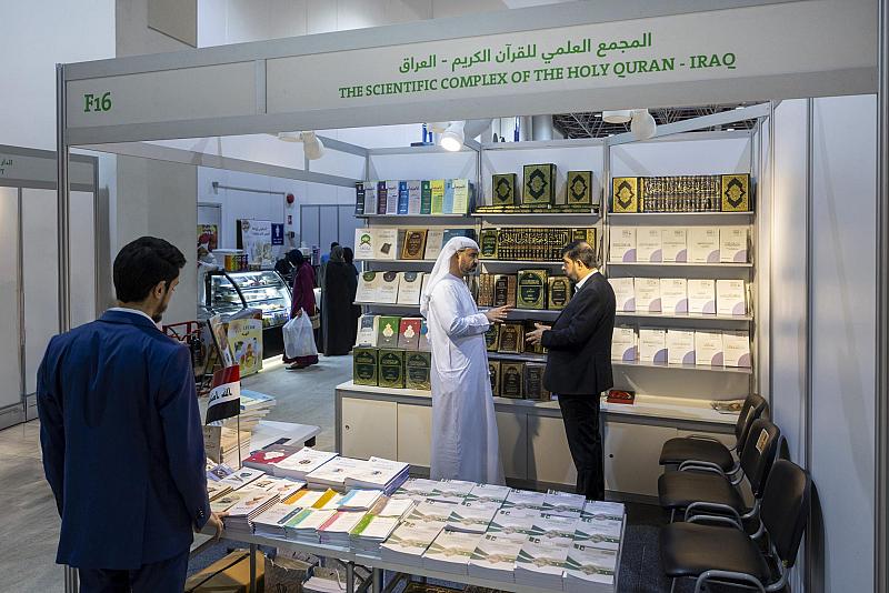 إقبال واسع على جناح المجمع العلمي للقرآن الكريم في معرض الشارقة الدولي للكتاب
