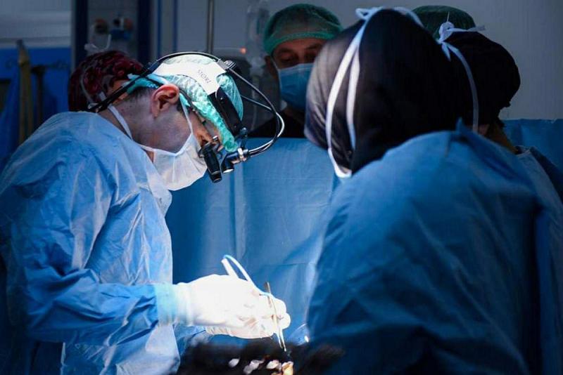 أطبّاء مستشفى الكفيل التخصّصي ينجحون بزراعة عظمٍ في الفكّيْن العلويّ والسفليّ لمريضةٍ عمرها (18) عاماً