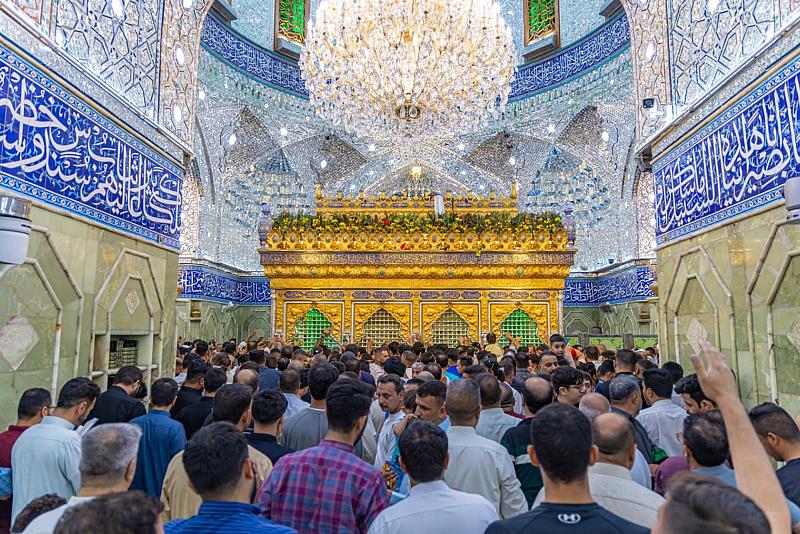 الزائرون يحيون ليلة الجمعة عند مرقد أبي الفضل العباس (عليه السلام)