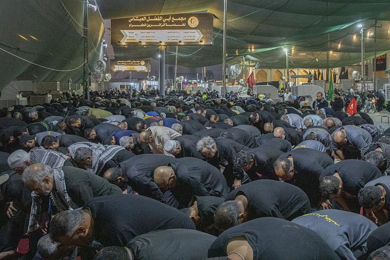 إقامة صلاة الجماعة في مجمّع أبي الفضل العباس (عليه السلام) بمشاركة زائري الأربعين