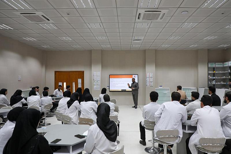 جامعة العميد: حصول كلية الصيدلة على الاعتماد البرامجي يؤكّد رصانة البرامج الأكاديمية في الجامعة