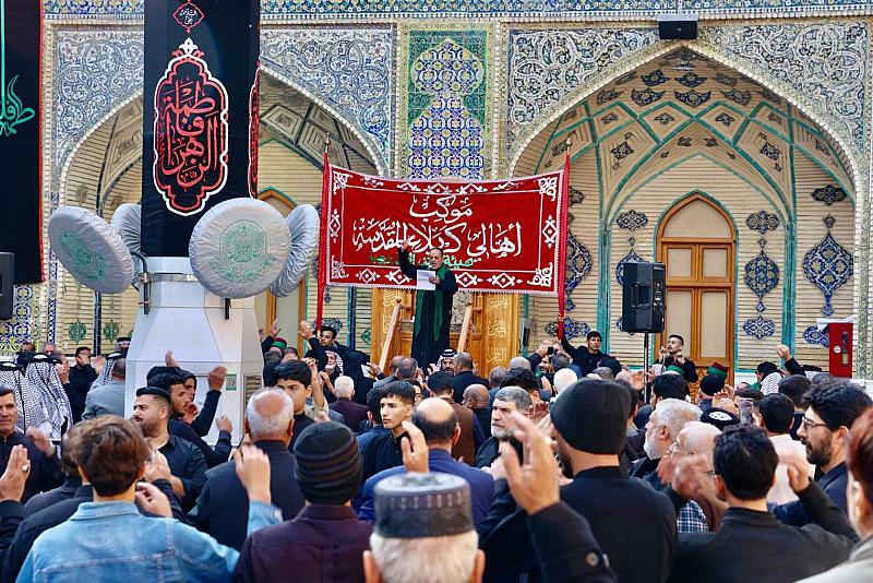 موكب أهالي كربلاء يستذكر شهادة السيدة الزهراء (عليها السلام) في النجف الأشرف