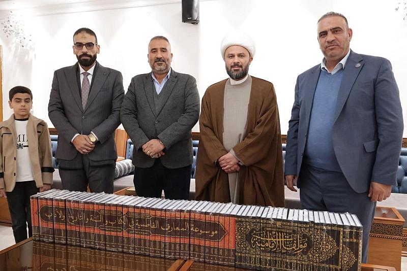 العتبة العباسية المقدسة تهدي عددًا من إصداراتها الثقافية لمكتبة السيدة زينب (عليها السلام) في النجف