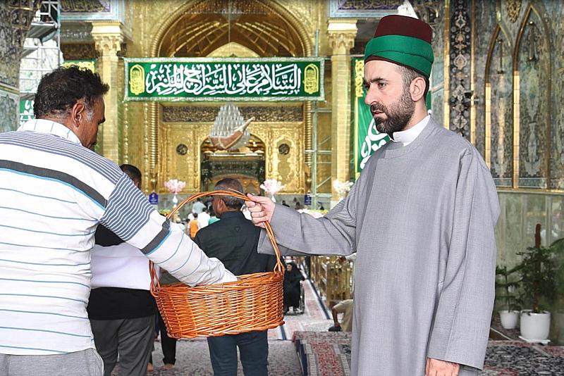 بذكرى ولادة الصادقين.. خدمة العتبة العباسية يستقبلون الزائرين بالتهاني والورود