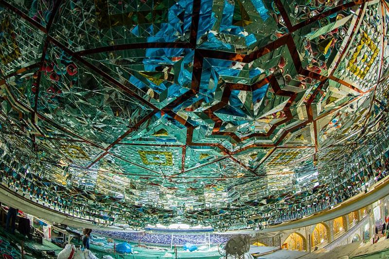 بالصور: المباشرة بالمرحلة الأخيرة من تزجيج السطح الداخلي لسقف صحن أبي الفضل العباس(عليه السلام)..