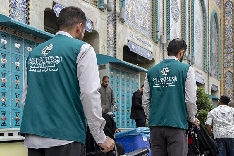 قسم حفظ النظام يقدم خدمات إنسانية لذوي الاحتياجات الخاصة لتسهيل أدائهم لمراسم الزيارة