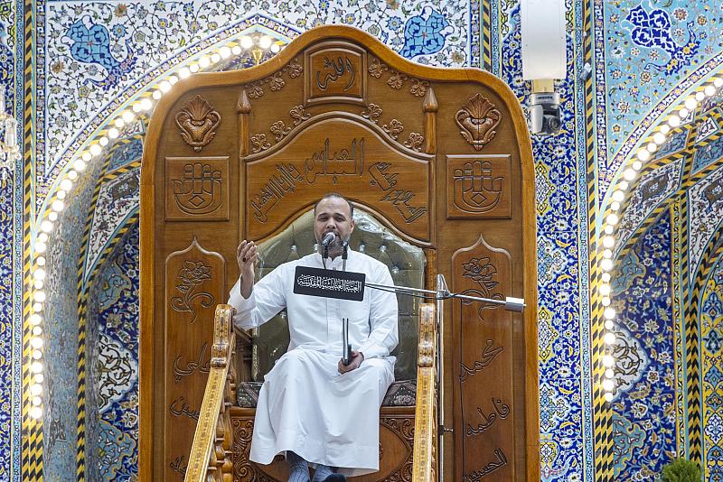 الزائرون يؤدون مراسم قراءة دعاء الندبة عند مرقد أبي الفضل العباس (عليه السلام)